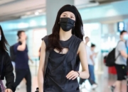 宋妍霏北京机场全黑look现身，发带加持酷飒十足