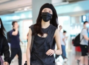 宋妍霏北京机场全黑look现身，发带加持酷飒十足