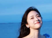 沈月海边蓝色连衣裙造型曝光，清新甜美宛如夏日精灵