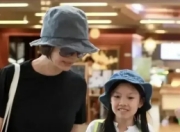 袁泉夏雨女儿罕见露面